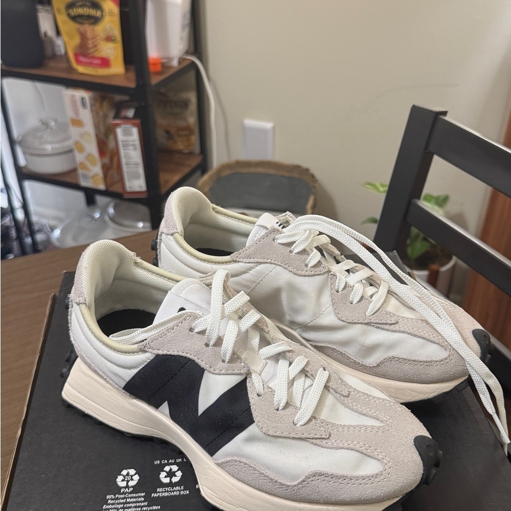 New Balance 327 Sneakers Sea Salt Suede and White / Black